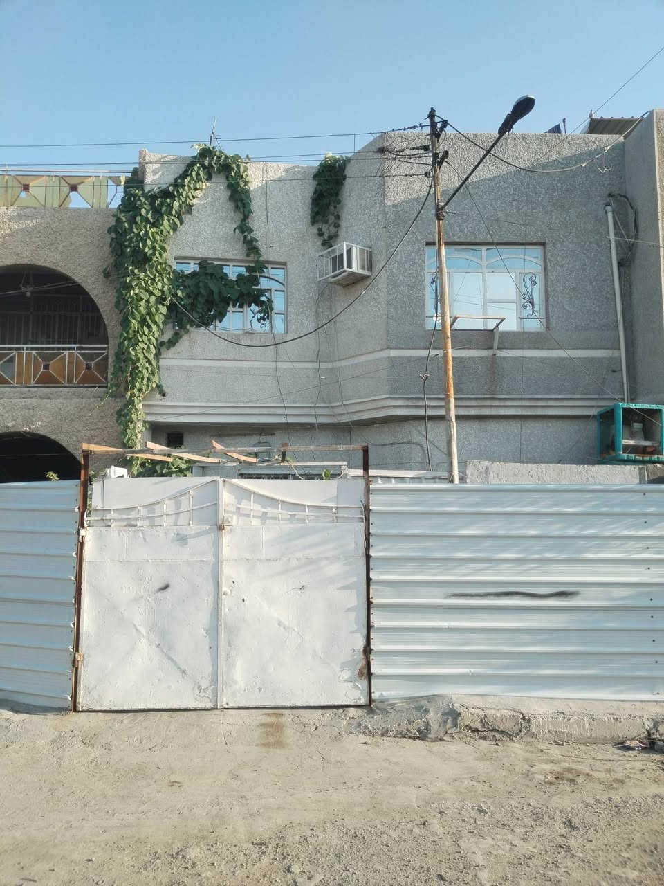 دار للبيع ملك صرف في حي اور منطقة ال600 الموقع مميز
مقابل مدرسة اغادير وروضة السندس الواجهه 8م والنزال 10 المساحة الكلية 80م 
الدار مدخلين يحتوي الطابق الارضي على كراج يتسع لسيارة وحديقة خارجية وحمام خارجي واستقبال ومطبخ وغرفة نوم ومنور وخدمات
و في الطابق الثاني ثلاث غرف نوم وخدمات وبيتونه فيها مخزن صغير للاستفسار متواجد من الساعه 8 صباحا الى الساعه 10 ليلا على الرقم 
***********
البيت بناء قديم صالح للسكن غير متواجد على الفيس رجاء اكو تليفون خابر وتدلل لان ناشر باكثر من كروب المنطقة جدا هادئة جميع المدارس قريبه ابتدائية روضة اعدادية متوسطة والخدمات كلها قريبه الدار كونكريت مسلح ارتفاع السقف 3م عالي عن الشارع
