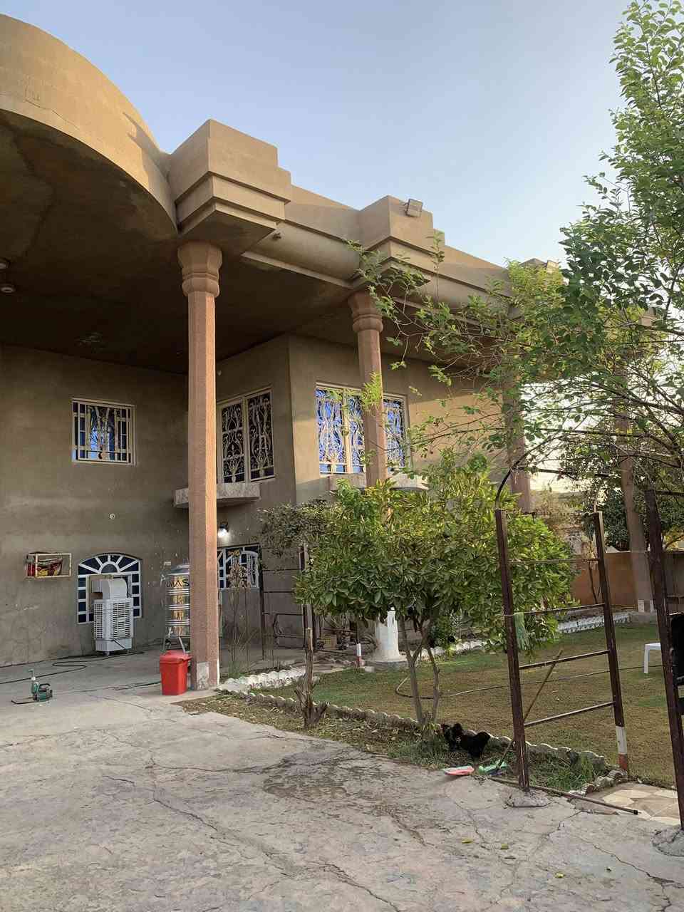 السلام عليكم بيت للبيع او مراوس بدونم العنوان بغداد المدائن قرب مركز الشباب مساحة البيت 600 متر 
يحتوي علا 
حديقة كبيرة
استقبال للضيوف مع هول 
غرف عدد 3 
صحيات عدد 3
صالة كبيرة 
مطبخ حجم مناسب
مع محل كامل بضهر البيت 
الطابق الثاني مرمم كامل ترميم جديد 
للأستفسار *********** اتصل علا هاذ الرقم او راسلني واتساب 
وشكراً.
