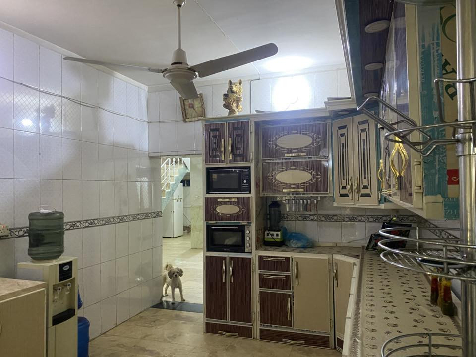 السلام عليكم
بيت للبيع مساحه ١٥٠ متر 
الطابق الاول : كراج واستقبال ومطبخ وصاله وغرفه نوم
مع الصحيات
وطابق الثاني : ثلاثه غرف نوم وصاله وحمام
العنوان: جسر ديالى - حي الحكيم بالقرب من مدرسه موسى الكاظم 
للاستفسار اكثر الاتصال : ***********
