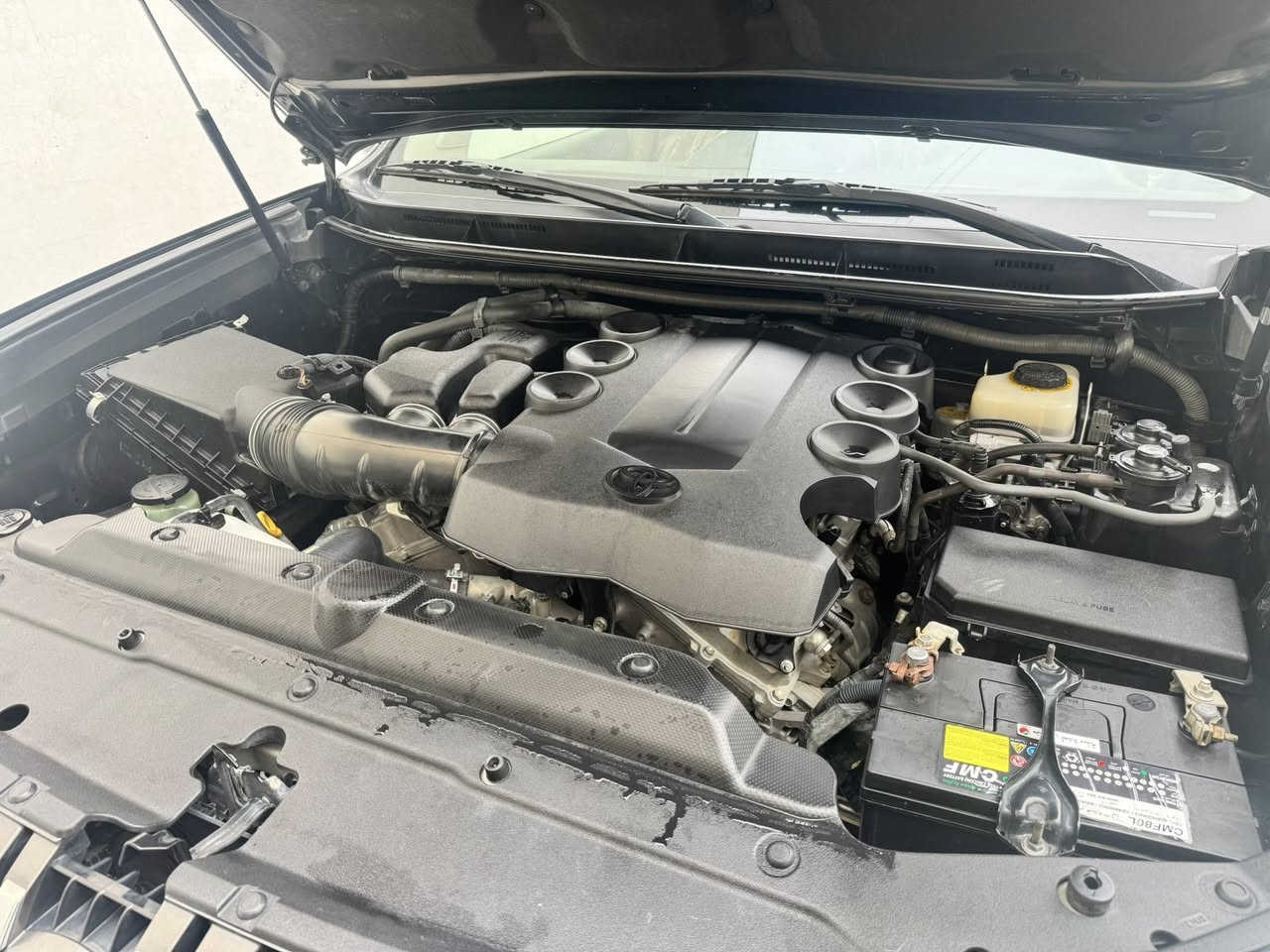 السلام عليكم ورحمة الله للبيع تيوتا برادو 2013 خليجي VX تخم تاير كل السياره علا وضع الشركه كير ومحرك وصدر كله شركه رقم أربيل الجديد صبغ كفاله بيها مكانين بارد فقط وبيها سونار 6 سلندر 7 راكب 3 قطع تبريد ستيرن كهربائي مري شفط فتحه وبصمه ثلاجه وسطيه رقم وسنويه وهزه كلها جديده تحويل مباشر سعرها 275 وبيها مجال قليل الشراي يتصل مكانها بالرمادي 
***********
