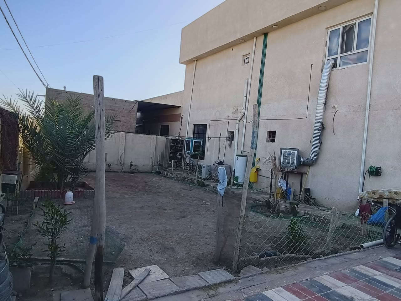 تفاصيل البيت طابو ملك صرف
بيت ركن مساحتة الكلية 350 صب كونكريت  متر مساحة البناء تقريبا 130 وباقي المساحة حديقة كبيرة جدا صايرة جانب البيت وحديقة صغيرة مقابل الاسقبال والمطبخ نظام البيت  الطابق الاول نظام شركة  منور و مطبخ واستقبال كبيرة وصالة وصحيات شرقي وغربي وحمام وغرفتين نوم بالاضافة الى صحيات كبيرة خارجية كاملة حمام وصحيات شرقي وغربي و الطابق الثاني ثلاث غرف نوم جميع الغرف نظام سويت حمام وصحيات شرقي وغربي وسطح صغير وسطح كبير
السعر 250 وبي مجال 
للاستفسار الاتصال على الرقم 
***********
