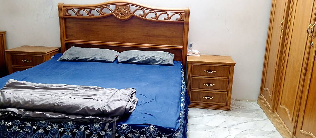 السلام عليكم غرفه نوم للبيع نظيفه وقويه  متكونه خمس قطع  صغيره الحجم ماتاخذ مجال كبير  خشب زان شغل توصا سعر ٦٥٠ بيها مجال  للاتصال ***********
