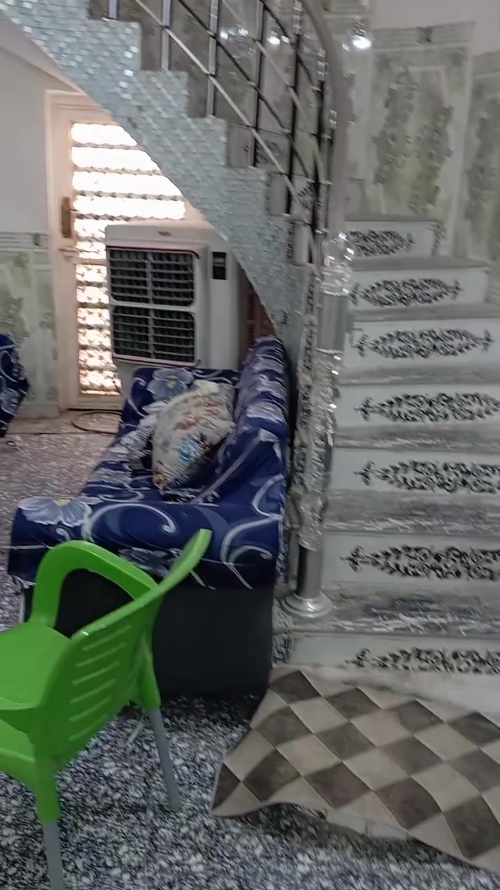 شقه للايجار طابق ثاني ثلاث غرف وصاله ومطبخ وصحيات وبلكونه كبيره ومخزن صغير  للاستفسار على الرقم التالي او الماسنجر 
*********** الموقع نزلت الشركه مقابل المدرسه الصنيه
