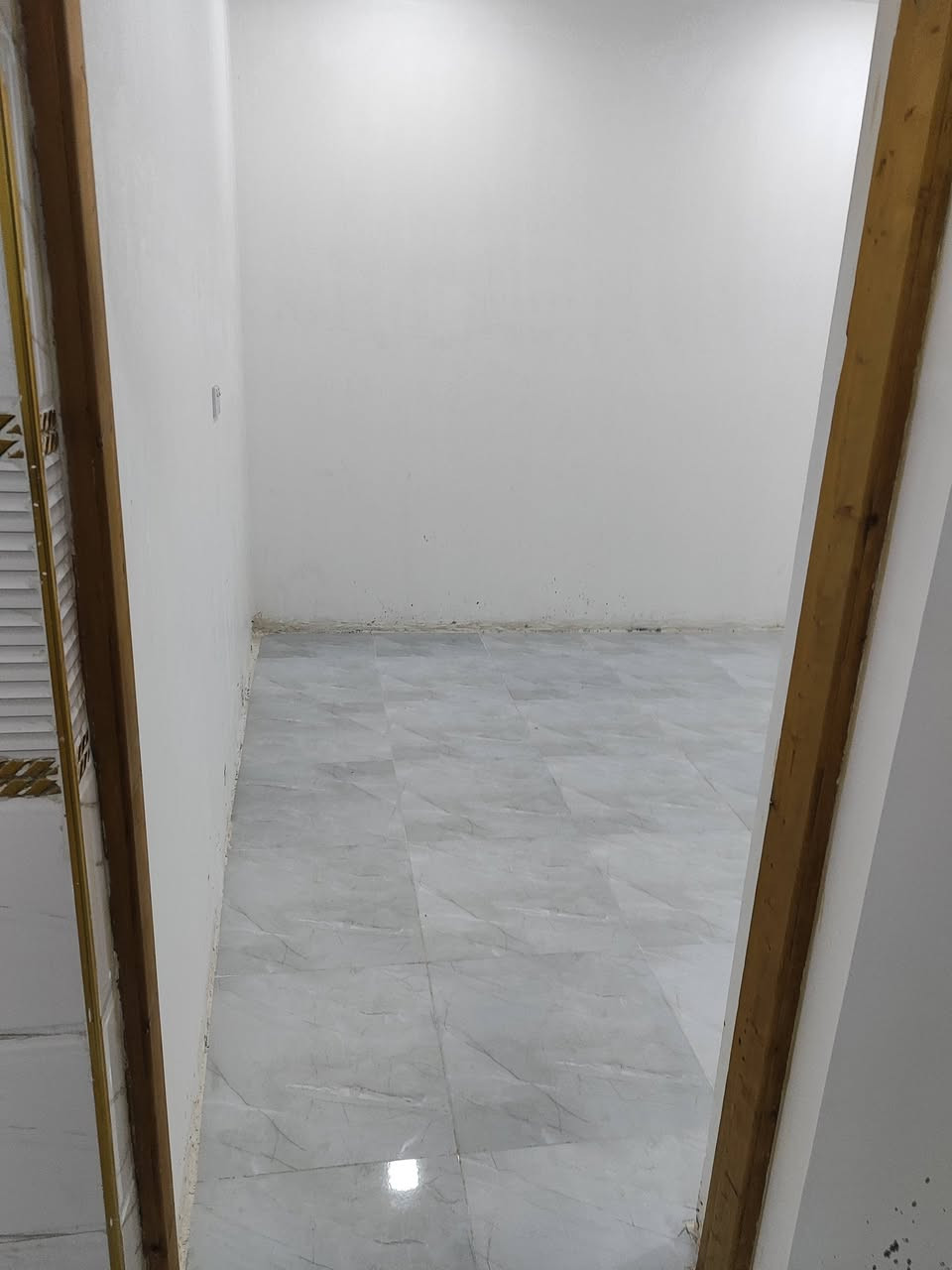 بيت للبيع المساحه ١٢٠ متر الواجهة ١٠والنزال١٢ يحتوي على استقبال ومطبخ صاله وغرفتين نوم ومنورين وحمام طابق واحد جاهز واحد على واحد العنوان الزعفرانية شارع سكلة الركابي خلف الحسينيه الامام علي الفرع الاول *********** ابو سجاد
