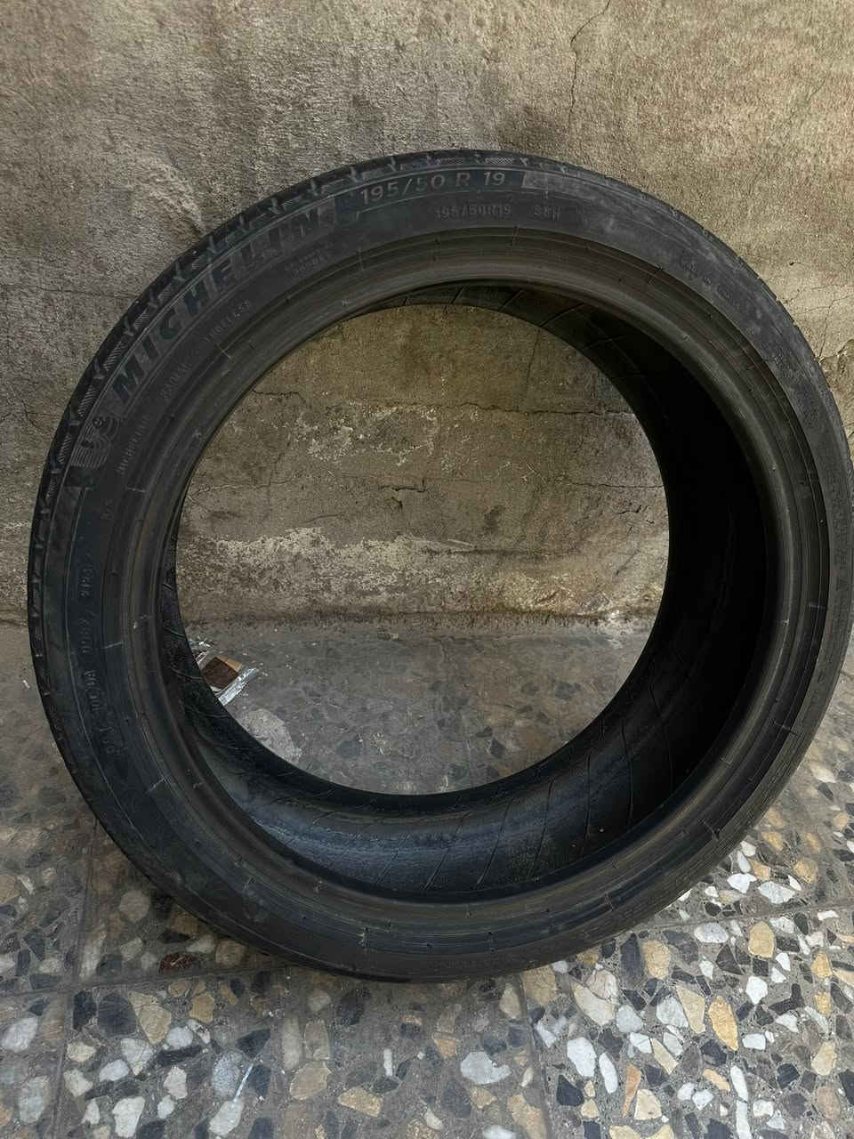 السلام عليكم مازده بريوس مال فول اصليه فتحتها من سيارتي اللد واكف باقي شغال وتاير مال بريوس قياس 19/50/195 مكاني بغداد  ***********
