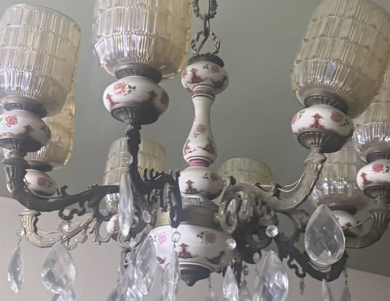 للبيع ٢ ثريات نحاس و٤ جداريات نضيفات جداا للتواصل ارسال رساله ع المسنجر او ارسال رساله ع الوتس اب ***********
