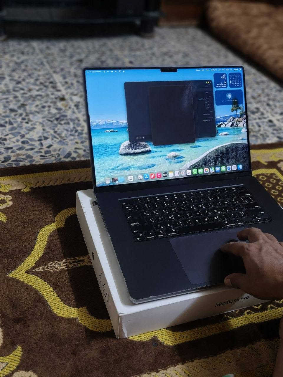 🍏 وحش المونتاج والتصميم 
MacBook Pro 16-inch (M3 Max)
نسخة الشرق الأوسط 

المواصفات  (النسخة الاحترافية):
*******************************
🍏 المعالج: Apple M3 Max الخارق
(14-Core CPU / 30-Core GPU) 
مناسب جدا للمونتاج والثريدي الثقيل
*******************************
🍏 الذاكرة العشوائية (RAM): 
سعة 36 جيجابايت
(تتحمل أثقل برامج الجرافيكس والـ Rendering بدون أي تعليق).
*******************************
🍏 التخزين (SSD): سعة 1 تيرابايت 
فائق السرعة لرفع ونقل البيانات بلحظات.
*******************************
🍏 الشاشة: Liquid Retina XDR 
حجم 16 إنش، 
أنقى وأجمل شاشة ممكن تشوفها بحياتك
بدعم 120Hz ProMotion.
*******************************
حالة الجهاز والبطارية
🔋 صحة البطارية (Battery Health): 95%
(عمر بطارية ممتاز جداً يكفيك عمل متواصل لساعات طويلة).

🔄 عدد دورات الشحن (Cycle Count): 97 دورة شحن فقط! 
(رقم منخفض جداً يدل على قلة الاستخدام).
*******************************
🍏 النظافة: الجهاز نظيف جداً جداً وخالي من أي خدوش أو عيوب مصنعية او اثناء الاستخدام،
كأنك فاتحه من الكارتون هسه.....
*******************************
🍏 مضمون الشحنة عند استلامك
🔂  الجهاز
🔂 شاحنة اصلية 140 واط
🔂 كيبل تايب سي 
🔂 صندوق الجهاز الاصلي
🔂 كڤر حماية للجهاز
🔂 لصقة حماية للشاشة
*******************************
💰 السعر المطلوب: [ 4,000,000 ]
*******************************
🚕  يوجد توصيل لجميع المحافظات..


**إذا كنت صاحب هذا الإعلان وتريد حذفه لأي سبب، رجاءا أرسل رسالة إلى الدعم الفني**