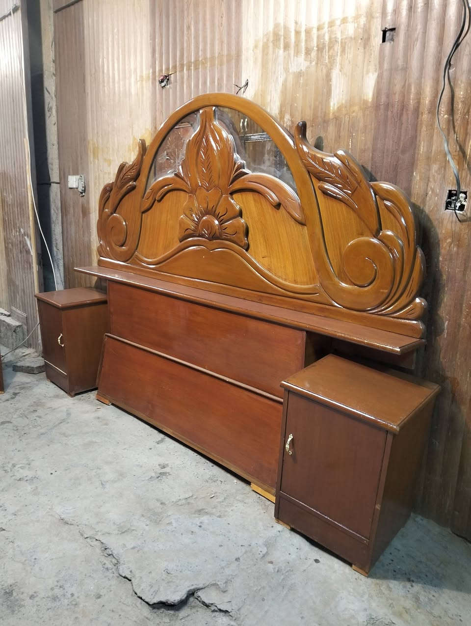 غرفه مستخدمه للبيع نضيفه 
مكان بغداد الامين ثانيه 
450 الف قفلها

***********
