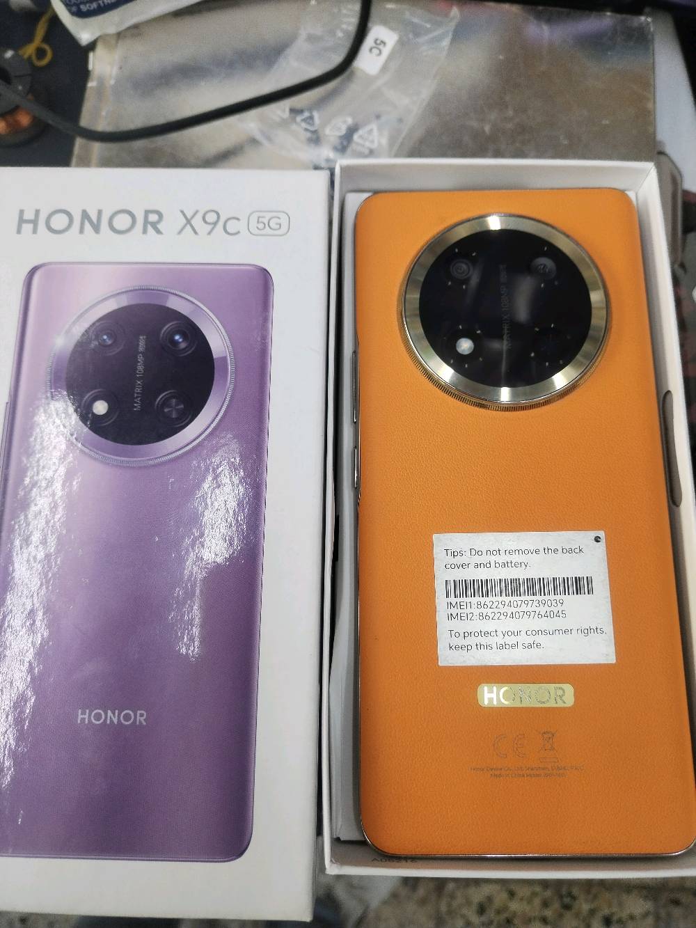 هاتف HONOR X9c 5G للبيع، بلون برتقالي مميز "Sunrise Orange"، مع ذاكرة تخزين 256GB وذاكرة عشوائية 12GB. يدعم شريحتين Dual SIM ويأتي مع شحن سريع 66W. الهاتف جديد وبحالته الأصلية تماماً، وغير مستخدم. صناعة صينية من شركة HONOR.