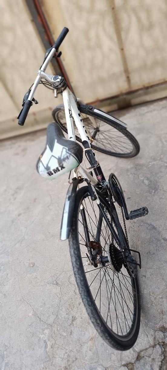 سلام وعليكم متاح بايسكل ياباني فافون نضيف كلش كلشي بي شغال بريك خلفي وامامي + بداله شغاله مابي اي نقص  العنوان البصرة / القبله / حي المهندسين.. الاستفسار ع الرقم ***********
