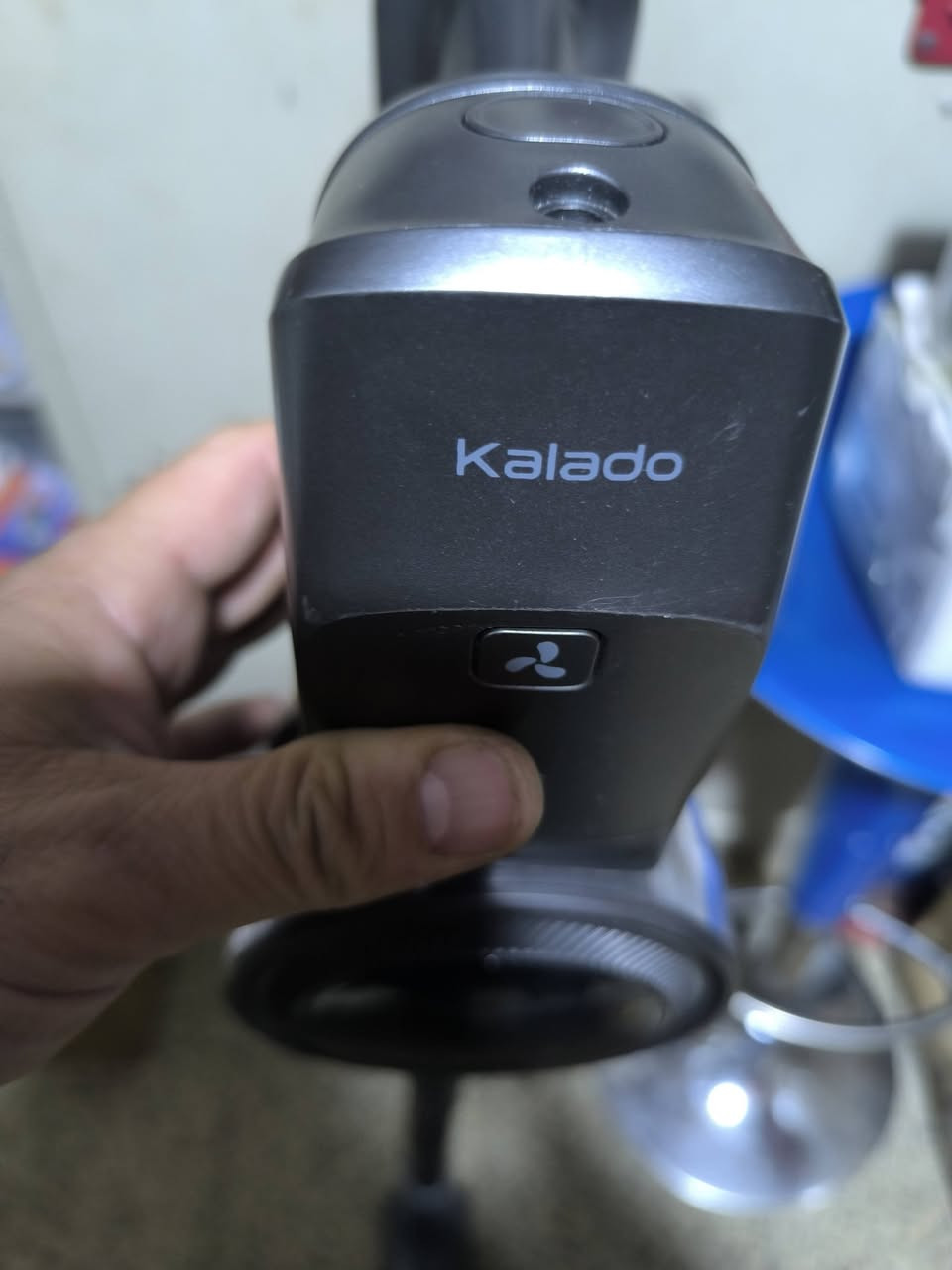 مكنسة شحن ماركة Kalado مستخدمه نظيفة جاية بدون ملحقات فقط شاحنة وياها .... تواصل خاص او واتساب ***********
