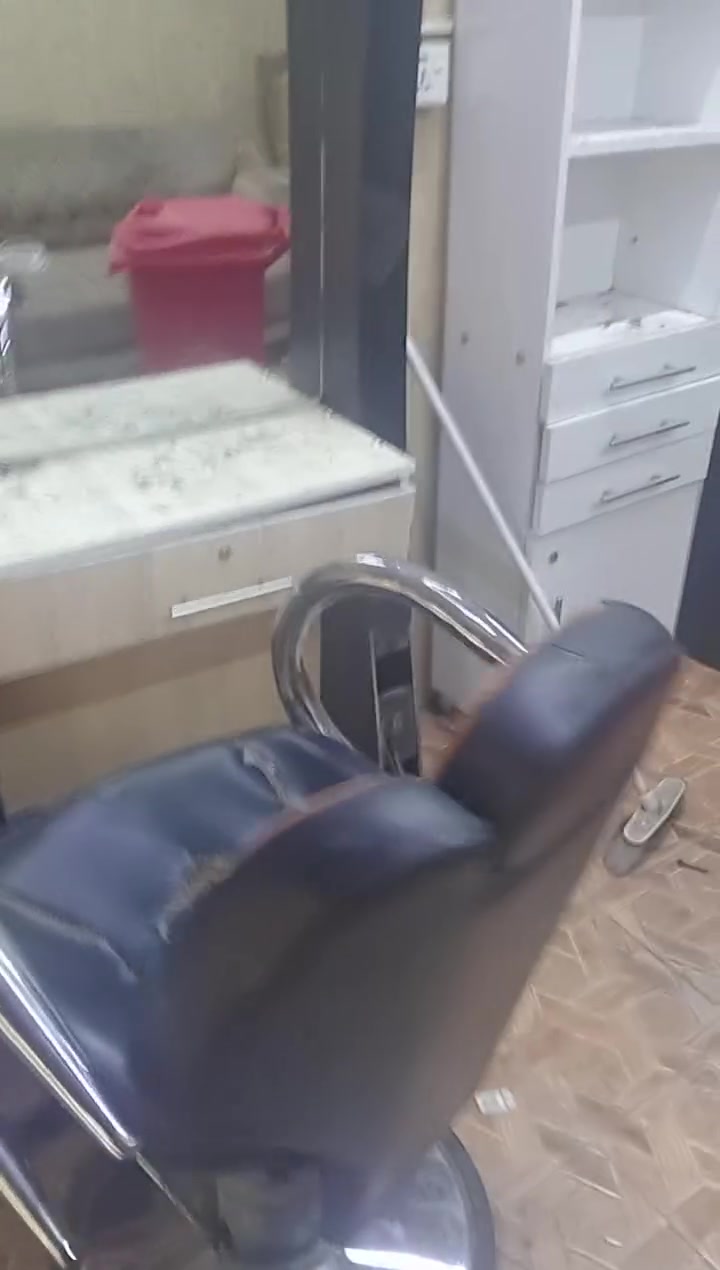 سلام عليكم عندي ذني 6قطع كراسي 2وميز مرايه2ورف طوله مترين شلعه كلهن ***********عنوان الشرطه الرابعه
