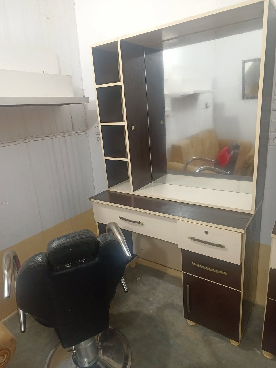 السلام عليكم
 غراض حلاقة كاملة للبيع 
كراسي عدد2 وميزوه عدد 2 وقنفات عدد 2 ومغسلة + مراوة  ورفوف عدد2  الغراض جدد مستعملات مدة شهرين تجي وتشوف العنوان طوز حي التاخي مقابل مدرس صدى العراق الجديدة وقرب ملعب مصطفى جاسم 
للاستفسار عن السعر اتصل عل الرقم

‏‪***********‬‏
