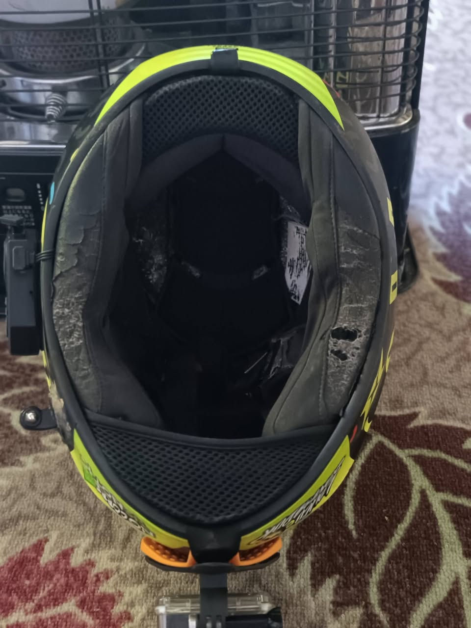 سلام عليكم شباب  خوذه اصليه ماركهAXXLSقياس L صناعته 2022 لكامره ويه لخوذه كامره عاديه مو اصليه  سعر خاص رجائاً مو شراي لا تدخل خاص وضل تحجي ليعرف سعره ويعرف شنو ماركته ما يكسر بسعره او اتصال ***********
