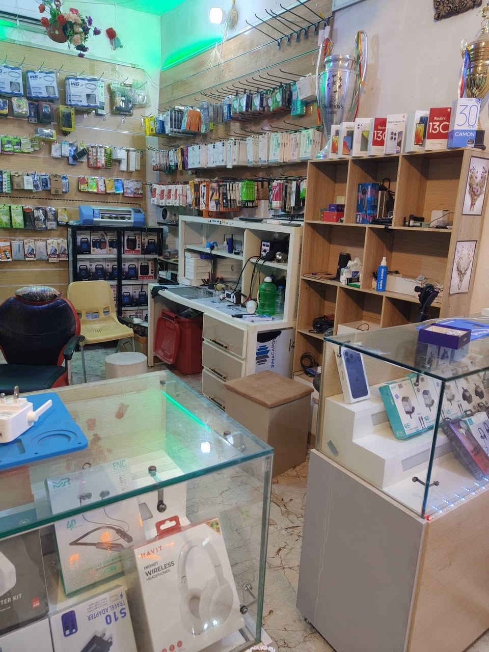 محل موبايلات للبيع كامل هو وغراضة وبي ادوات واجهزة الصيانة
للتواصل ***********
