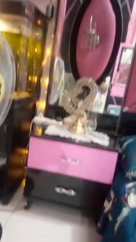 مكسلام عليكم غرفه للبيع حلوه بس يرادلهه جامه لعنوان بغداد لسعر 500بيهه مجال لتواصل ***********
