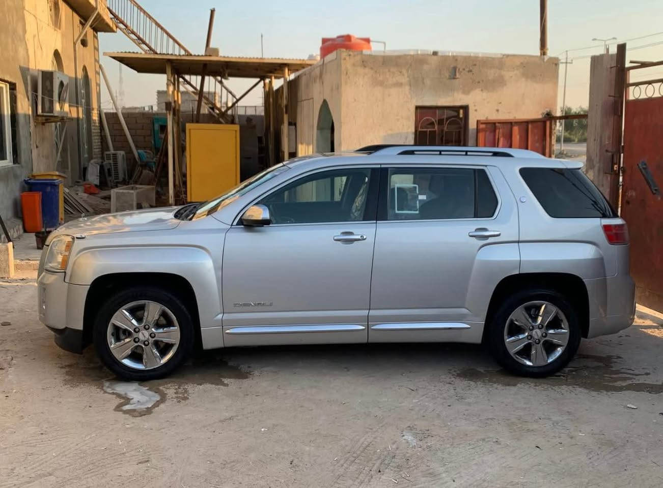 جمسي تيران دنلي ٢٠١٣ 

 وارد امريكي حادثها جاملغ وبنيد وهنا بالعراق نضرب الجاملغ الثاني يعني تلث قطع والباقي كفاله 

السيارة سته سلندر 
حساسات امامي خلفي
رادراات مانع اصطدام 
تحديد مسار 
كشنات جلد تدفئه وتبريد 
سلايد
كشنات خزن ميموري تلث وضعيات 
نقطة عمياء 
بك لايت لد والامامي عدسه 
ويل كروم 
جنطة كهرباء
سستم سماعات بايونير 
شاشة لمس 
وبيها هــواي مواصفات والسيارة كلها مختمه دنلي
 
راعيها موجود تحويل ثاني يوم 
مكانها البصرة / قضاء القرنة 
*********** البصرة, العراق
