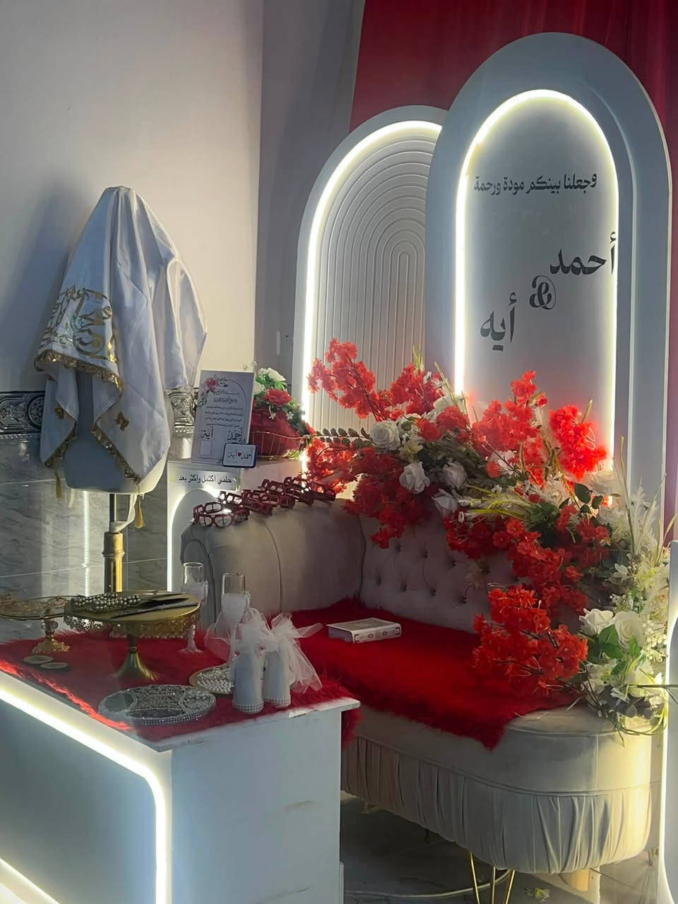 يتوفر عدنا جميع أنواع كوشات المناسبات وجنط جهاز العروسه  وخيمة مشيه وكراسي عظم عاج خاصه للحفلات اتصلو وتدللون 
***********
