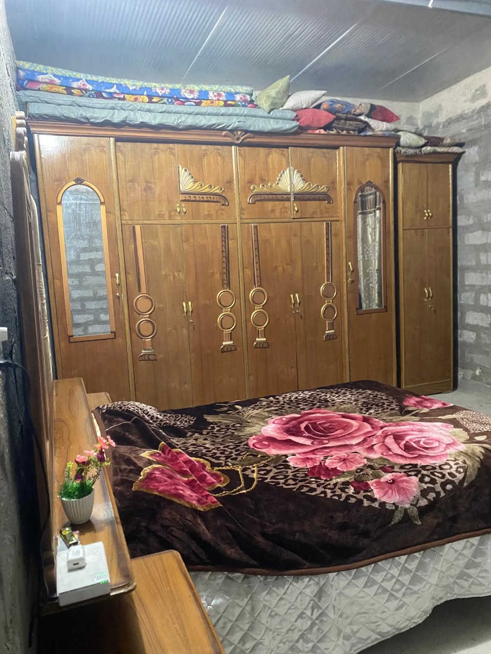 السلام عليكم غرفه اخشاب بعدها جديده نواقصها موجوده كلهن نوعيتها سوكي عراقي للتواصل *********** واتساب فيسبوك ما متواجد
