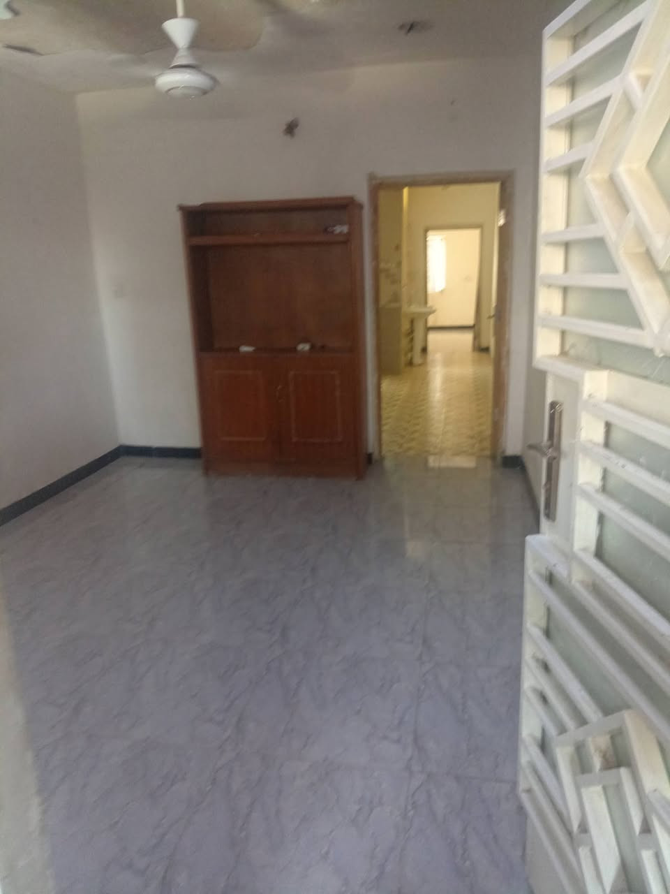 للإيجار ط2 معزول تماما غرفه واستقبال مطبخ وخدمات وخدمات صحية الدورة الإسكان ***********
