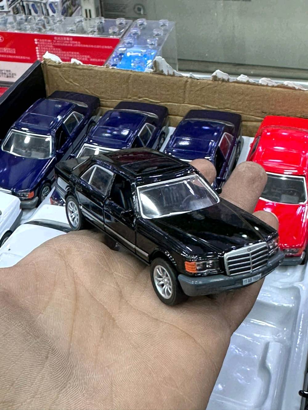 للمهتمين وهوات جمع مجسمات السيارات متوفر كل مصغرات السيارات الحديد خليهن على دشبول سوي بيهن مكتبه سعر الدرزن 40 الف يوجد توصيل لجميع المحافظات🌹
