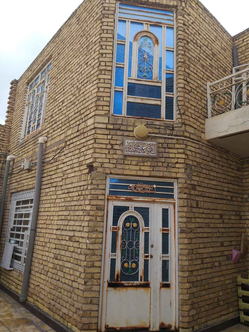 البيت للبيع المساحه 200 متر في حي الصادق الرفاق سابقآ طابق واحد على شارع عشرين الستفسار مباشر صاحب العقار ***********
