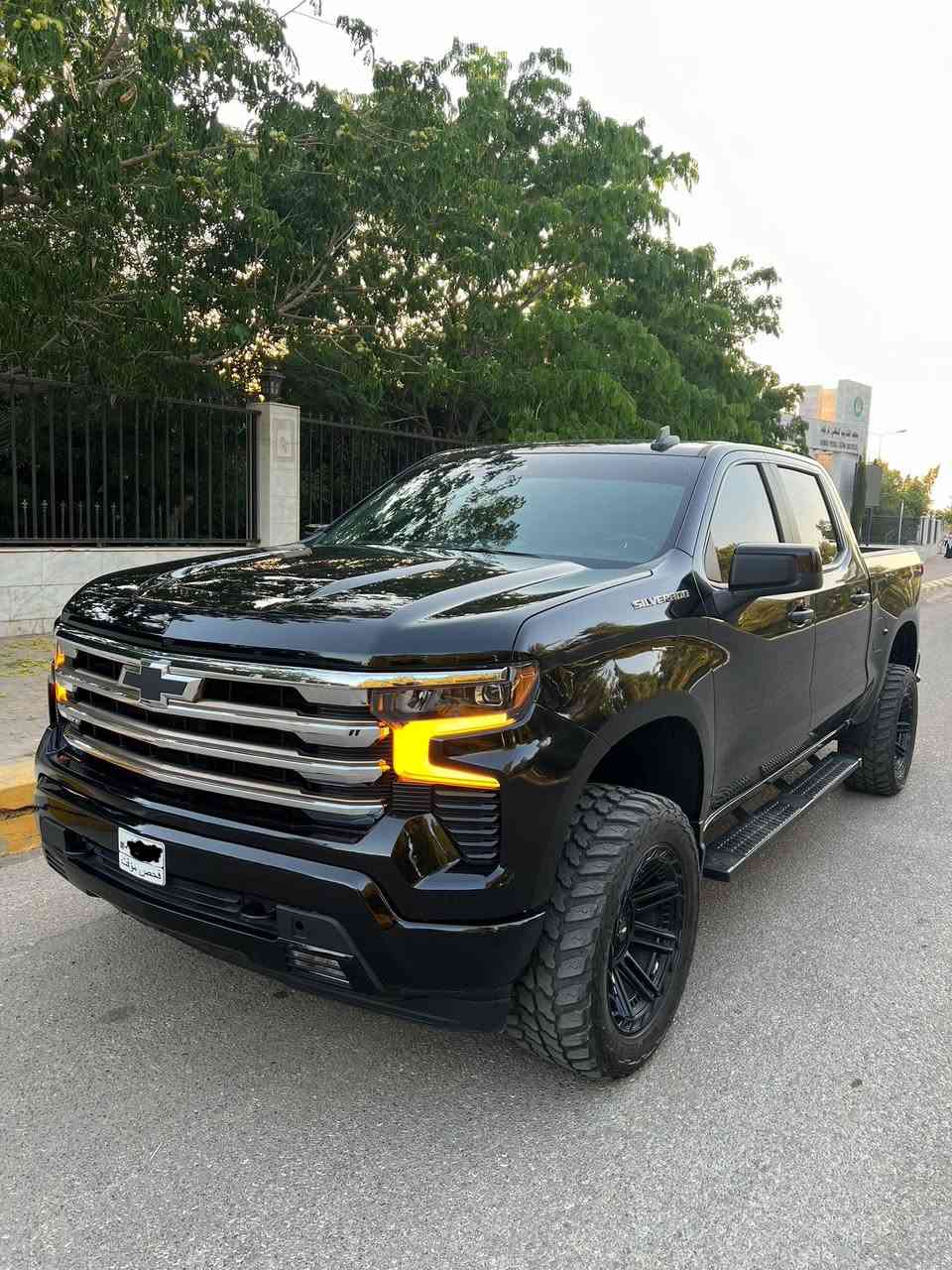 سلام عليكم
شوفرليت سلفرادو موديل 2024 

حرة دخول جديد😎

فحص مؤقت بأسمي.

باب طويل بدي قصير  المرغوب ✅️
 كلين بدون صبغ بدون بارد بدون ايرباگ

 مكينة اربعة سلندر مرغوب  2.7 Turbo max (H.O) يعني العزم 583 نیوتن متر🚀و اقتصادي جدا 🌿

وبعد بيه سوالف من امريكا من اتشوفه تعرفه 

ترفيع بلادي ReadyLift
تخم ويل Vortek بلادي
تايرات Mudterrain بلادي

المواصفات :-

تشغيل بصمة باب بدي بصمة

رادار امامي 🚗

مانع تصادم 🚶‍♂️

تحديد مسار |    |

كامرا خلفية دوارة

قاصة سرية

أنارة بدي تحكم من الدشبول

ابل كار بلي وايرليس 

اندرويد اوتو وايرليس

وبعد بيه هواي موصفات 

السيارة جاهز و مابيه مصرف ربع دينار و حته دهنه و فلاتره مبدل من شركة 

سياره بدون اي ايرباك

السيارة 2*4 و ماشية 23 و شرط النظافة مشي امريكا 

و مصروف عل سيارة خير من الله وجاهزة كامل. 

مكان السيارة كركوك. 

للتفاصيل والشراء الأتصال 

ومتوفر واتس اب 

***********
