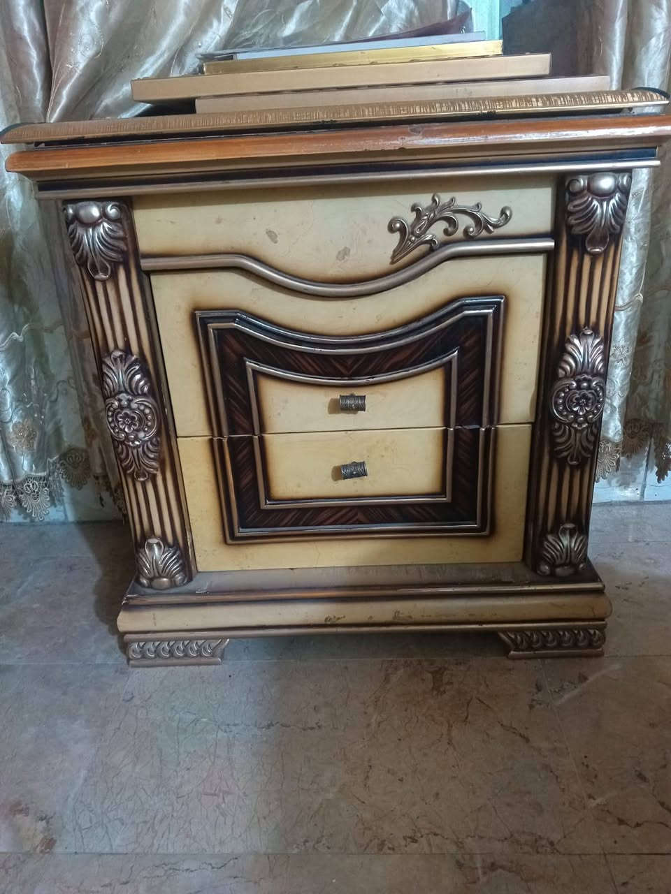 سلام عليكم غرفه أخشاب تركي قديم الباب الأول للبيع 
مستعمله وحلوه أنطوني بيها سعر وتدللون بس لا تكسرون بسعرها كلش *********** ومستعجل على البيع
