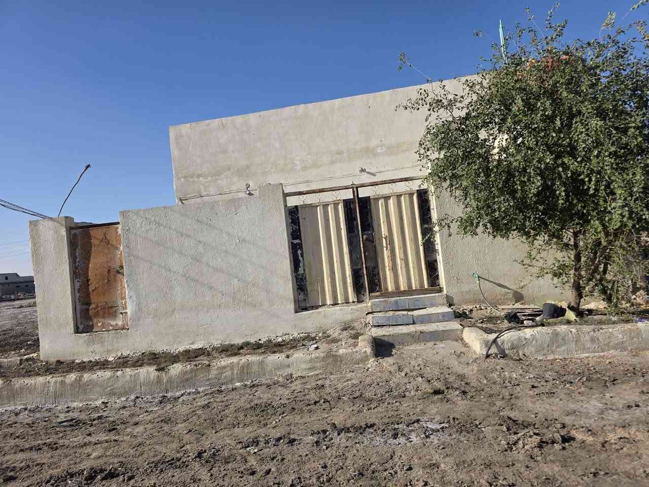 بيت للبيع المساحه 175عكاده بي غرفتين وصاله وديوانيه بحي جوادين النزله الأولى السعر35 ***********
