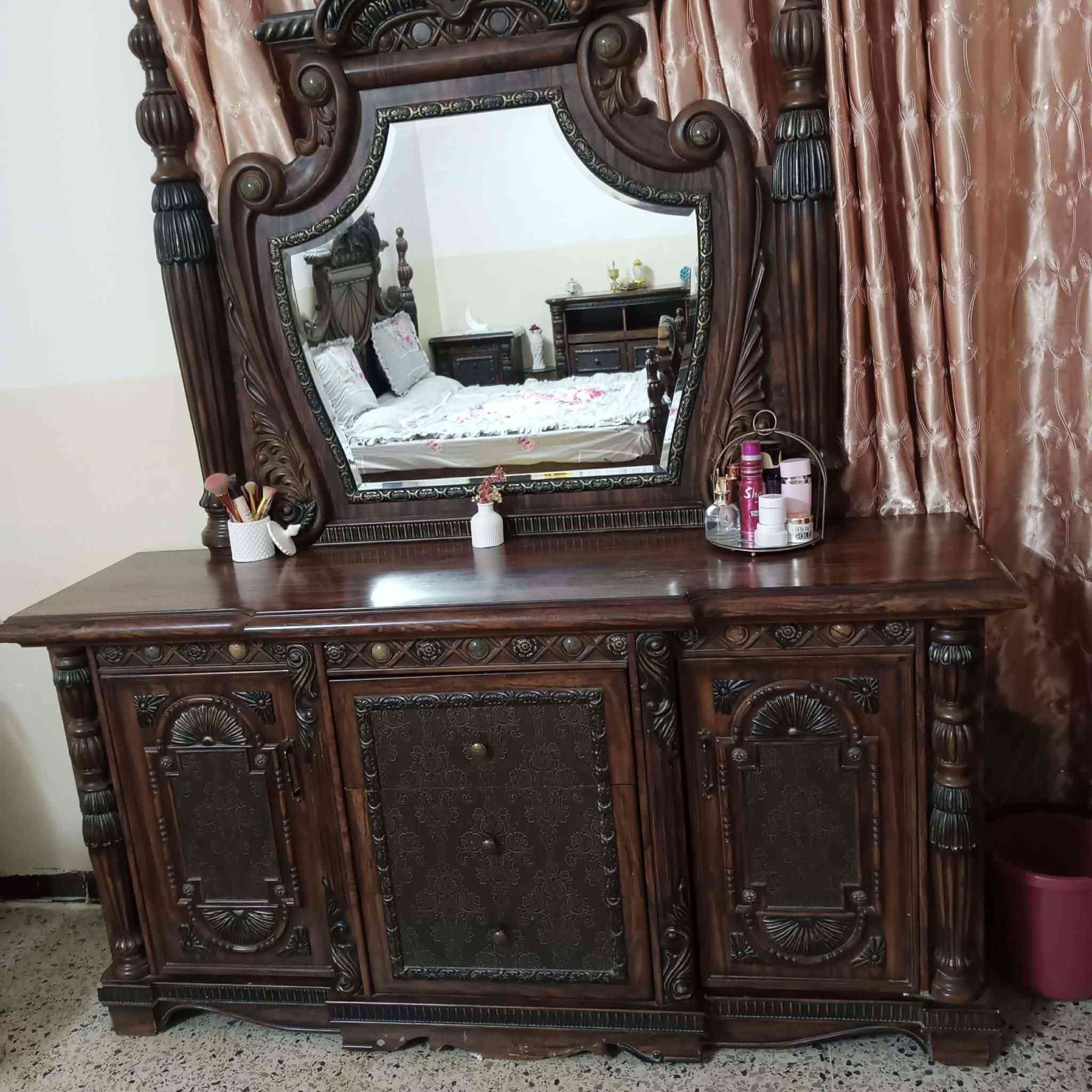 السلام عليكم غرفة نوم للبيع
واضح بالصور نظافة الغرفه نوع الخشب مصري 
السعر 550 الف للتواصل والاستفسار اكثر 
الاتصال على الارقام العنوان موصل جانب الايسر 
***********
‏‪***********‬‏
