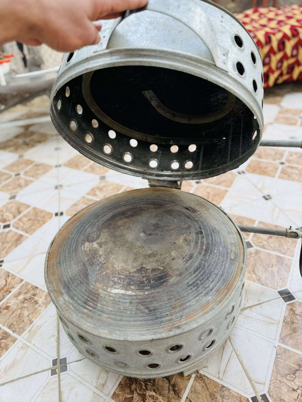 تنور غازي حجم صغير شغال وكامل وعلى الفحص سعره 25 مكاني بابل القاسم رقم الهاتف ***********
