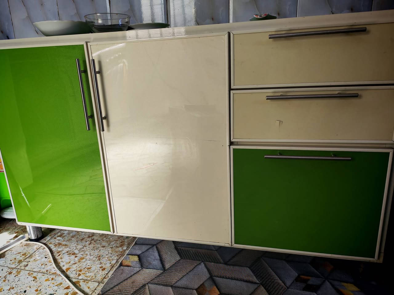 كاونتر تفصال مترين نضيف جدا بس بيه ضربه صغيره بالمجر
مع سنك متر وربع. السعر 250 وبيه مجال 

المكان صليخ للتواصل الاتصال ***********
