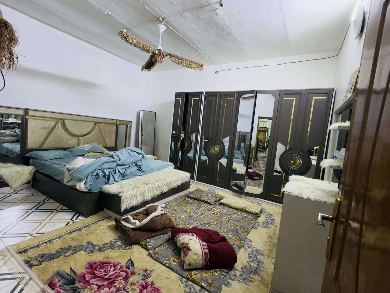 سلام عليكم                                                                                             

بيت في حي الوفاء هندية قرب مدرسة دارك 100م واجهية خمسة نزال عشرين يحتوي علا غرفة وصالة وستقبال +صحيات +منور  للستفسار متواجد واتساب ***********
