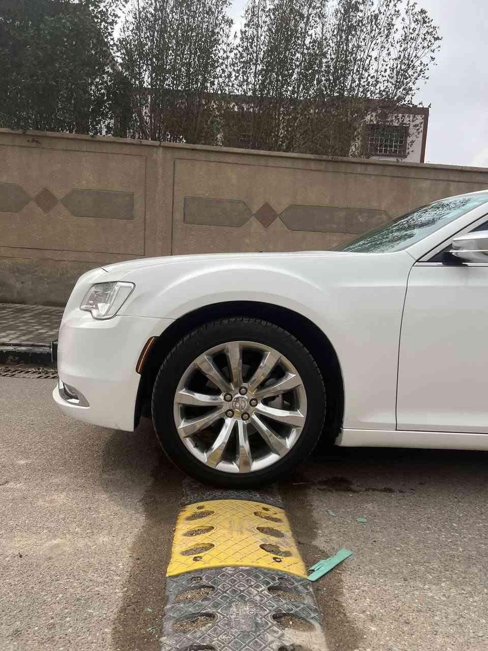 السلام عليكم 
كرايسلر اوباما 2016 كلين تايتل 
C 300 
فول فول مواصفات  
محرك ٣.٦ سته سلندر  تو ويل 
بانوراما  ماشيه 93 mi 
بصمه تشغيل عن بعد / شاشه كبيره 
نظام CarPlay / نظام خرائط / سستم
ستيرن كهرباء
ستيرن و كشن تحكم
كامره خلفيه 
مري تدفئة 
قيادة اليه 
داخل جلد أبيض 
كشنات كهرباء كشنات تدفئه تبريد 
ميموري كشنات
برده خلفيه 
نظام sport وضع رياضي 
منظومة  زنون الالمانية
تبريد قطعتين 
كروز سرعه 
السياره جديده بدون نقص 
السيارة رقم اربيل سيارة ***********

مكان السيارة البصره السعر 255
