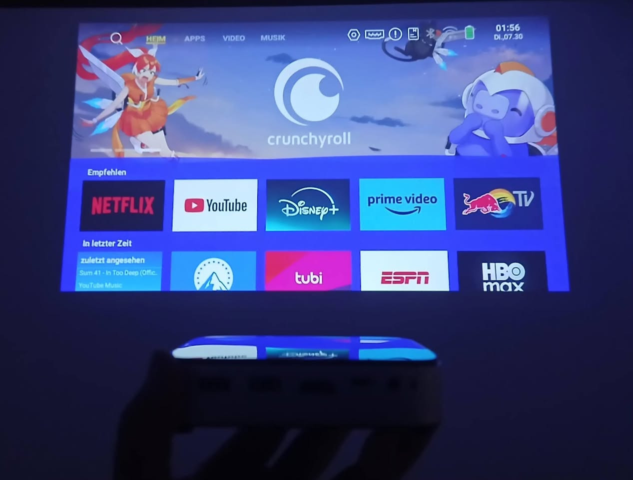 متوفر داتاشو جدید للحجز عبر الواتساب ***********
جهاز العرض المصغر الذكي WiMiUS Q3 DLP Projector (داتا شو محمول).إليك أبرز مواصفات ومميزات هذا الجهاز:⚙️ المواصفات التقنية والمميزاتتقنية العرض: يعتمد على تقنية DLP المتطورة التي توفر ألواناً واضحة وتبايناً ممتازاً مقارنة بأجهزة LCD التقليدية.النظام الذكي: مدمج بنظام تشغيل Android 11.0، مما يتيح لك تشغيل تطبيقات البث الشهيرة (مثل يوتيوب ونتفليكس) مباشرة من الجهاز دون الحاجة لربطه بالكمبيوتر.البطارية المدمجة: يحتوي على بطارية ليثيوم قابلة لإعادة الشحن بسعة 8000 مللي أمبير، تمنحك تشغيلاً لاسلكياً يصل إلى 3 ساعات للاستخدام الخارجي والتخييم.مسافة عرض قصيرة (Short Throw): يمكنه عرض شاشة كبيرة بحجم يصل إلى 100 بوصة من مسافة قصيرة جداً تبلغ حوالي 2.5 قدم (نحو 75 سم).التوصيل والشبكات: يدعم الاتصال السريع عبر شبكة Wi-Fi 6 وتقنية Bluetooth لتوصيل السماعات اللاسلكية.الضبط التلقائي: يتميز بخاصية التصحيح الرأسي التلقائي للصورة (Auto Keystone) لضمان زاوية عرض مستوية ومثالية.

