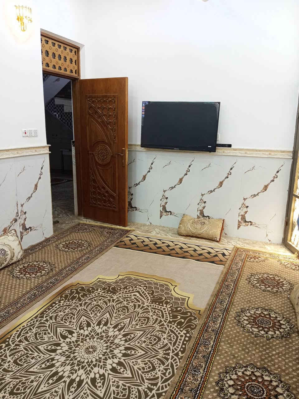 سلام عليكم.
بيت للبيع ....طابقين
 واجهيه 10م
مساحه 100م. مربع بطن ركن شارع 15
العنوان .حي الموظفين 8000
البيت يحتوي على استقبال .مطبخ .غرفه نوم.صاله .صحيات. طابق ارضي
طابق ثاني.غرفه نوم .صاله.صحيات .///استقبال .مطبخ. بناء  السقف  خدمات ماء. تبليط .مجاري.. علما مطلوب اسكان.......
***********
