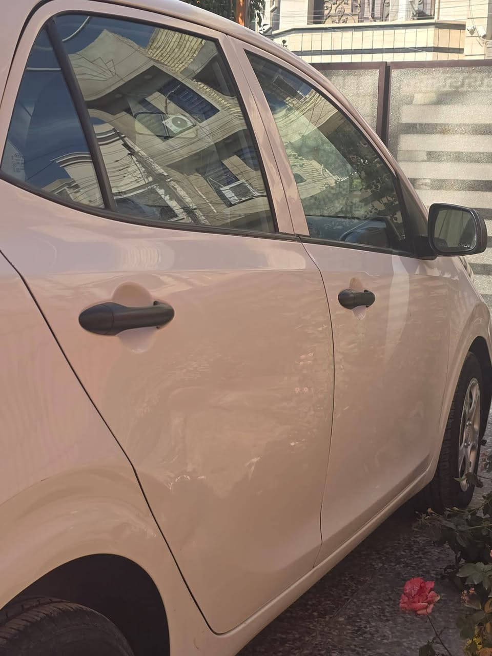 السلام عليكم
كيا بيكانتو موديل 2020 خليجي ماشية 35 الف كيلو فقط السيارة بيها ربع صبغ بالباب الخلفي من جهة الجاملغ الايمن و الجاملغ الايمن بي طعجة خفيفة موضحة بالصورة و الباقي كفالة  السيارة جديدة و ممشاها قليل لون ابيض رقم اربيل سعرها 115 و بيها مجال للشراي ***********

