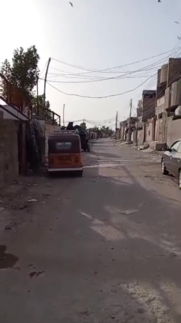 سلام عليكم بيت للبيع مساحه 100 متر وماقبل البيت قطعه هم 100 متر ويا البيت تصير بيت وتصير حديقه العنوان حي طارق القديم مقابل البانزين خانه اول شارع رقم الهاتف ***********  السعر   65
