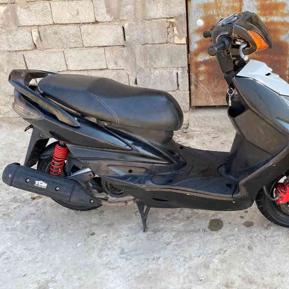 السلام عليكم شباب دراجة سكنس فحل رياضي للبيع وشوفت عينكم نضيفه كلش مال جناي بانزين محسن نوزل خطين للبيع  احتاجيت فلوس خير من الله كامل من كلشي :سعرها  مليون 400وبيها مجال 
العنوان :البصرة  قضاء الدير 
الرقم ***********
