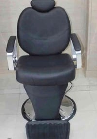 كرسي حلاق للبيع نفس هاذ بل صوره وردي جديد ما مستعمل 07508014998