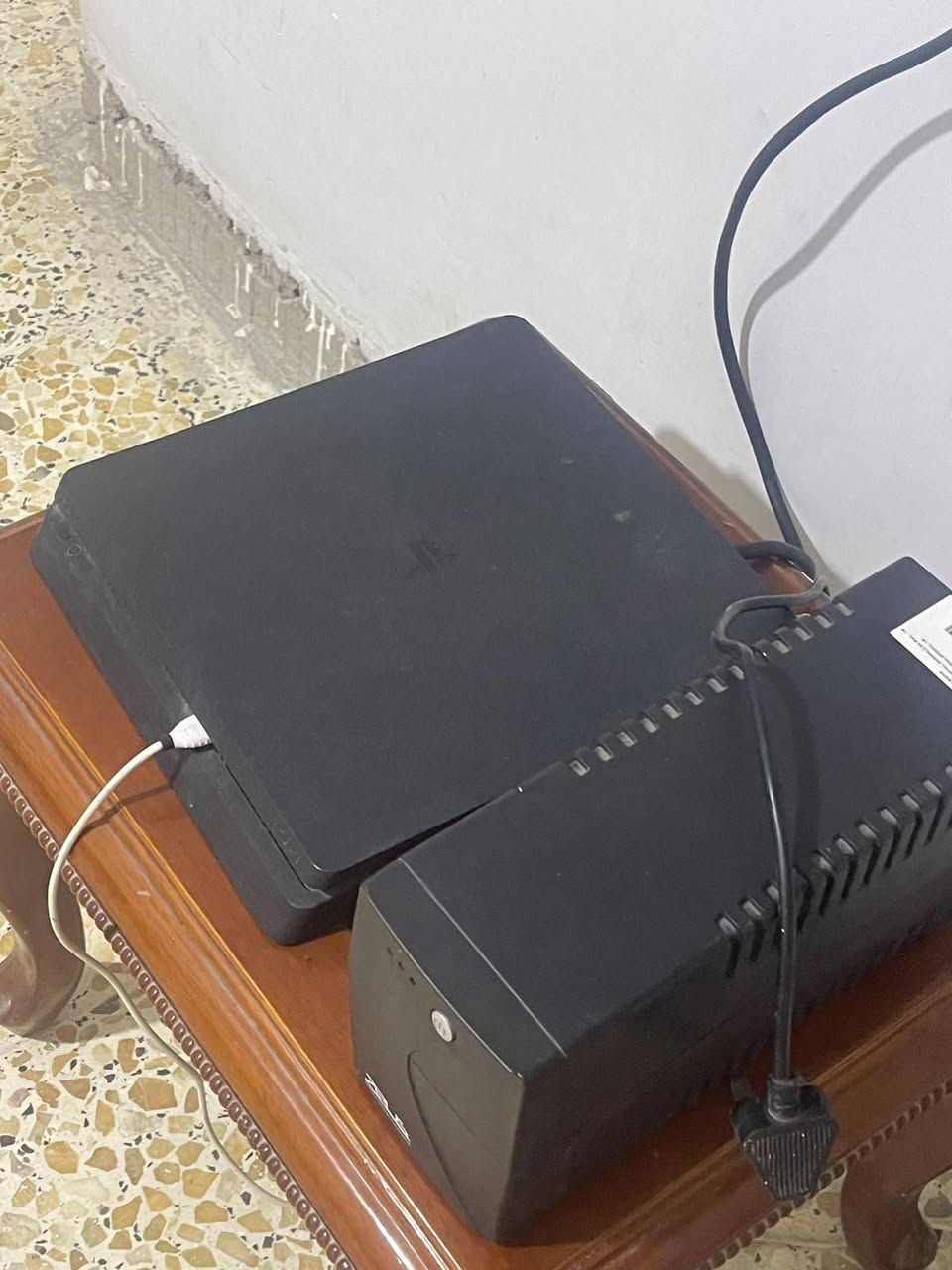 للبيع بلي 4 سلم مهكر ٥٠٠ كيكة ويا 4 يدات ثنين اصليات شغالت وثنين تجاريات عاطلات بلي كامل كلشي مابي ما داخل اي تصليح ٣٠٠ وبي مجال لشراي مكاني بغداد ***********
