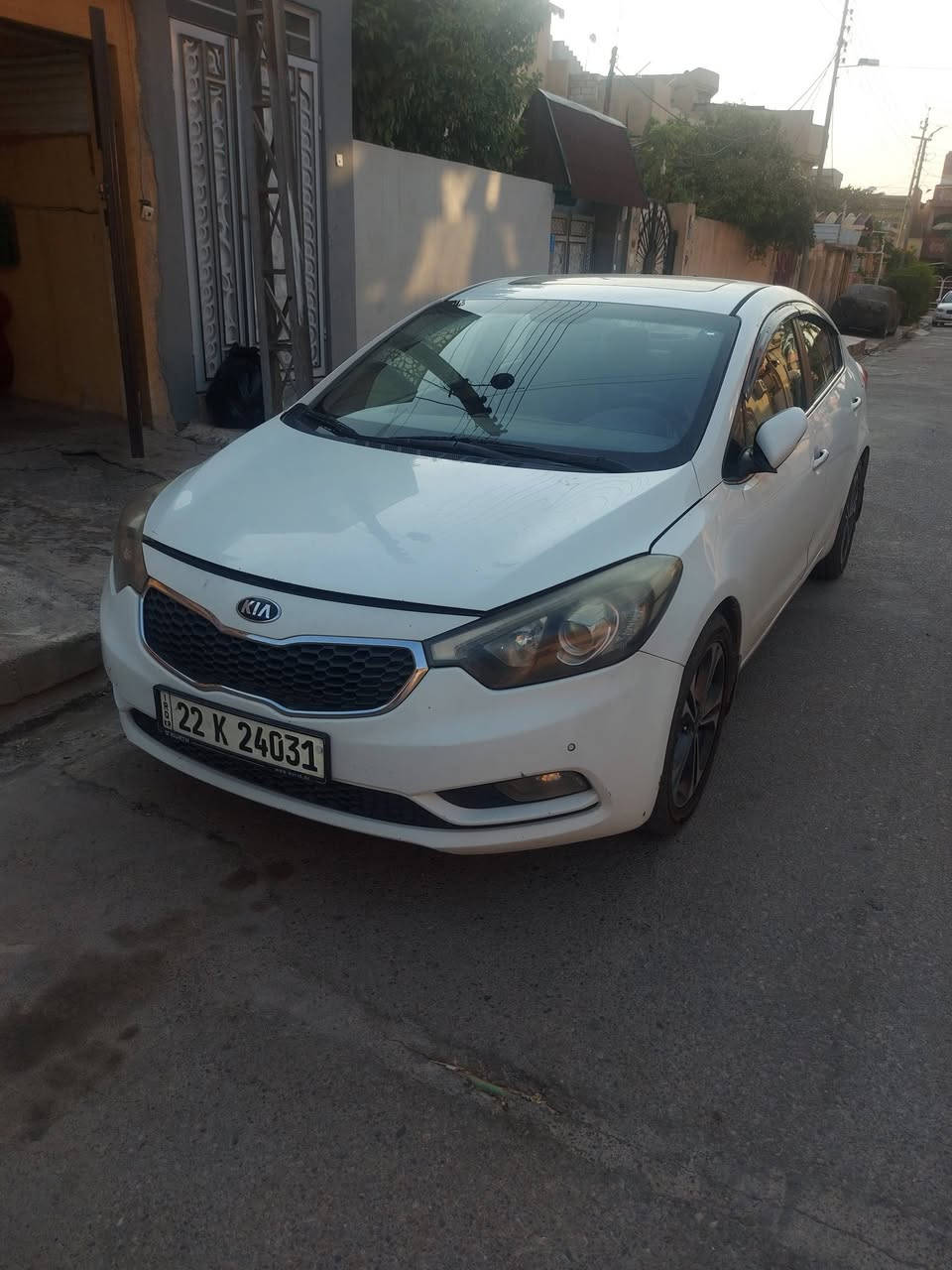 سيراتو 2013 فول للبيع
سلايت طكتين 
شفتات بلستيرن 
كامرة اصلية 
حساسات امامي خلفي 
لد نهاري
مرايات شفط 
ضررها ..الباب الخلف السايق بيه معجون والجاملغ هم بيه شوية والجاملغ الامامي امبدل 
السنوية بأسمي + كابون بانزين بيها 
***********
***********
