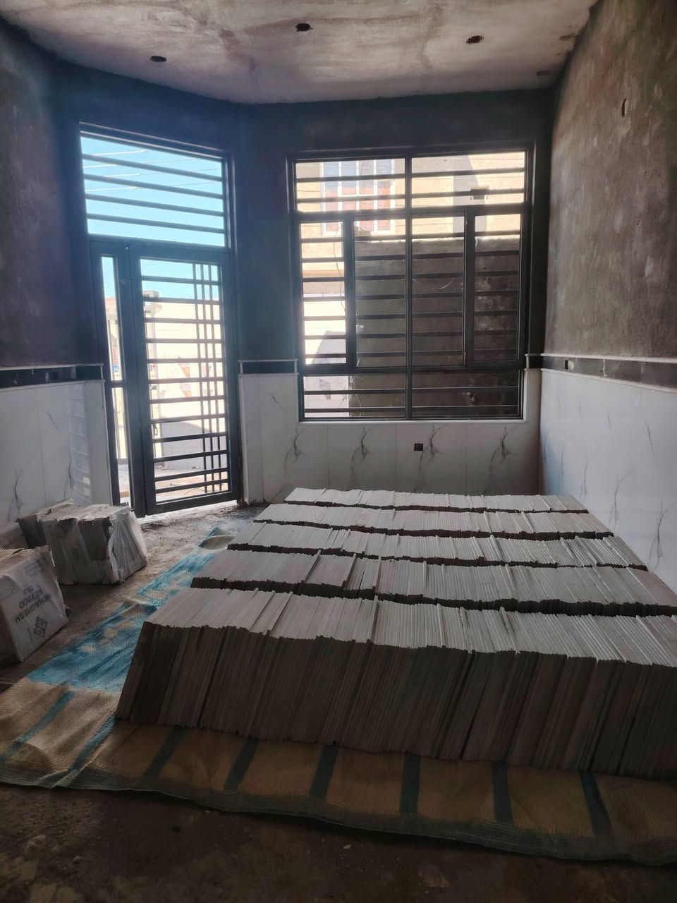 بيت للبيع المكان العماره نحيه علي شرقي حي رمضان المساحة 150متر ***********
