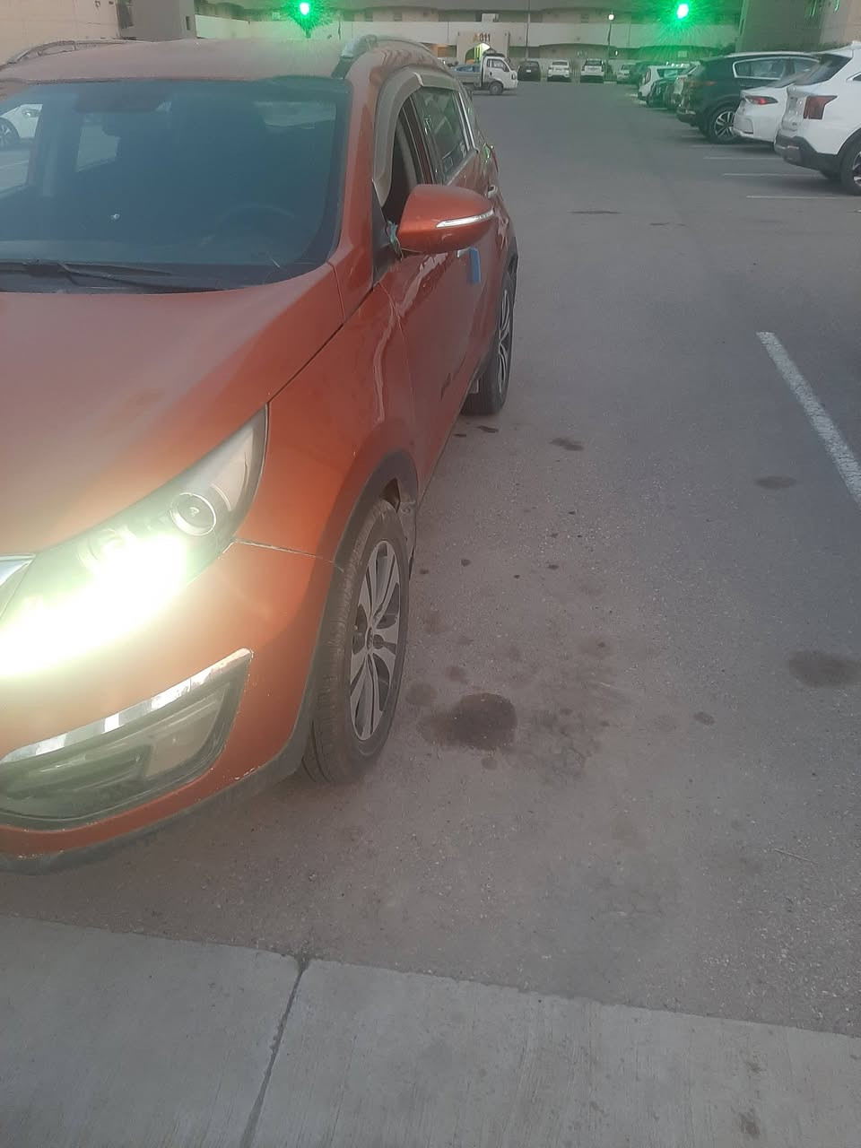 السلام عليكم من رخصه الإدمان كيه سبورتج خليجية بغداد ٢٠١٣محرك ٢٠٠٠دوش الاطارات بحاله جيده جدا بيها طخه بين باب السايق والخاملغ مصلحه عل البارد وبيها شخط بالباب الايمن كير ومحرك مكفول تبريد شغال بغداد مشروع وطني بسمي ماشيه ١٣٠الف كم بغداد. مجمع بسمايه السكني رقم ***********
