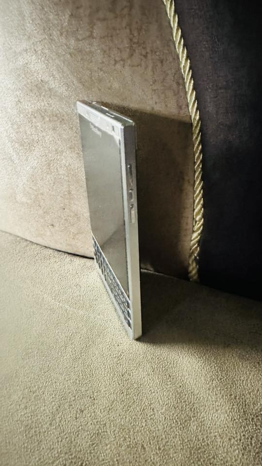 بلاك بيري باسبورت فخامه وجمال وشي مختلف 
جهاز نضافه 95‎%‎ شحن فول
سعر 225 
تواصل ***********
