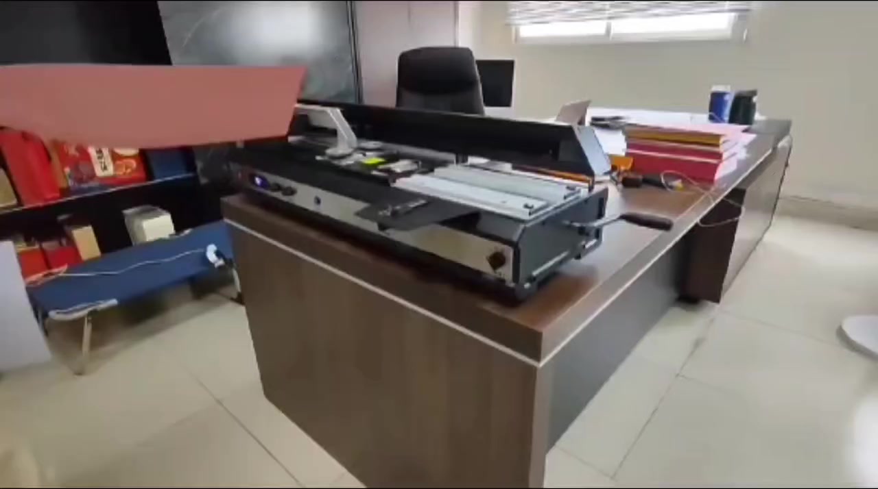 للبيع: جهاز تجليد الملازم والكتب حراري
***********
