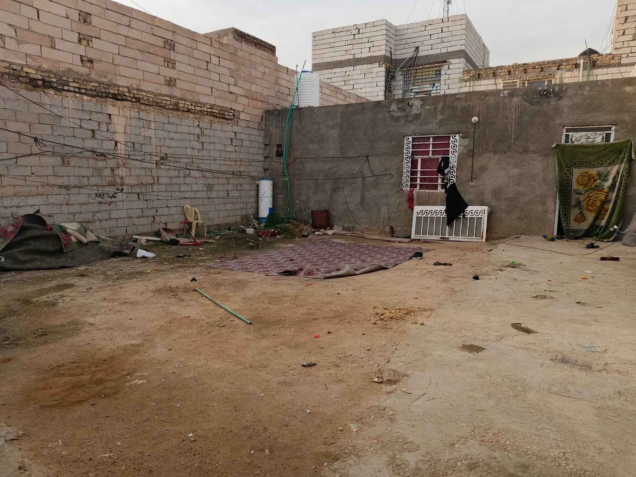 بيت للبيع في حي الرحمة قريب على شارع 20 يبعد 150 متر عن شارع 20 الفرع الثالث من تجي من البوابه بشارع 20 حي الرحمه يصلح حسينيه او مسجد او موكب او بيت دار 200 متر صافي 10 ب 20 الان بيه مشتمل غرفه وصاله ومطبخ وحمام سعر 75 وقابل للتفاوض بخدمتكم
هاتف ‏‪0770 050 7070‬‏
