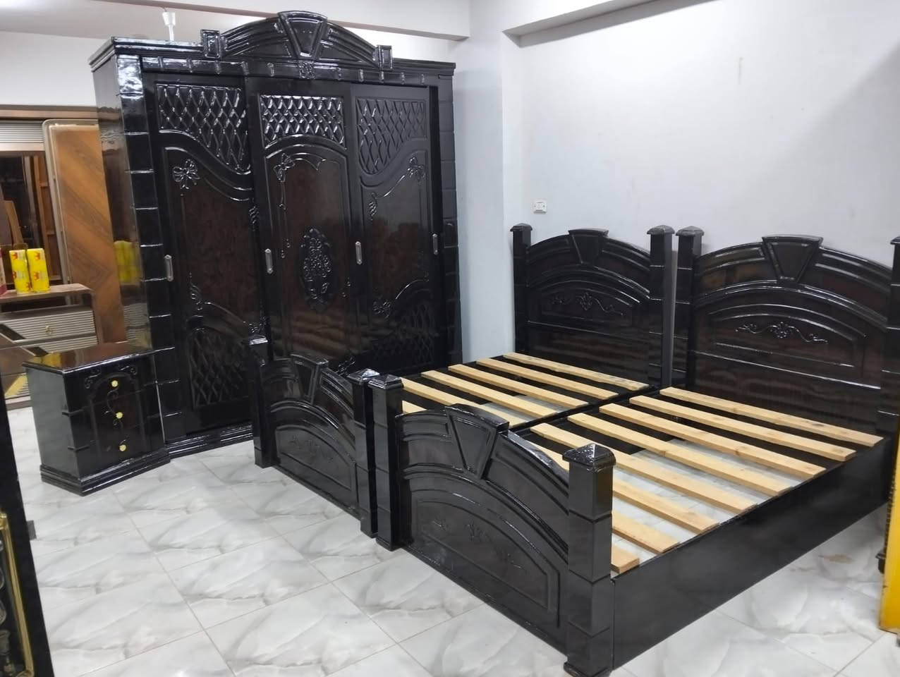 غرفه نوم اطفال شبابي استعمال بحاله ممتازه جدا خشب كبس موسكي بالكامل ابلكيش كوري خامه ممتازه جدا عرض الدولاب 2 م في ارتفاع 2 م 40 والعمق 60 ثلاثه ضلفه جرار زائد اثنين سرير متر و20 في طول 195 بالملل زائد فرده بسعر روعه جدا على الفرش على طول


**إذا كنت صاحب هذا الإعلان وتريد حذفه لأي سبب، رجاءا أرسل رسالة إلى الدعم الفني**