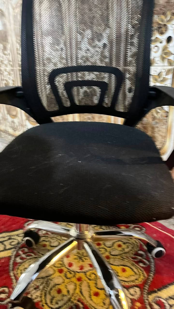 الميز ب ٤٠ الف الكرسي ب ٣٠ الف
العجانه بيها خلل تطكطك من تشتغل يعني تهتز بس تحطولها ورقه تصير عادي سعرها ٤٠ الف 
مكاني بغداد الشعلة الرقم واتساب ماكو توصيل ***********
