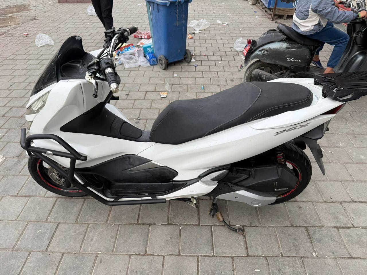 السلام عليكم دراجه بي 6 الجيل الثالث دراجه بيضاء مكفوله كفاله عامه الدرع بلادي خير من الله الدراجه كل نقص ما بيها
مكان بغداد حي النصر واللي يحب يستفسر ينتصر على هذا الرقم 
***********
